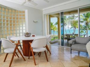 Posezení v ubytování Villa Renaissance Unit 205 Grace Bay Beach