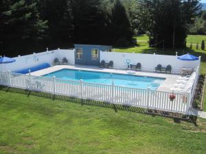 Swimmingpoolen hos eller tæt på North Colony Motel and Cottages