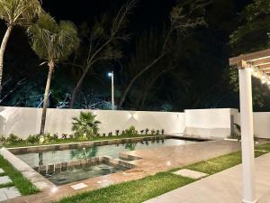 Bazén v ubytování Modern Oceanfront Retreat 2BD 2BDR Wifi Pool nebo v jeho okolí