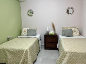 Postel nebo postele na pokoji v ubytování Modern Oceanfront Retreat 2BD 2BDR Wifi Pool