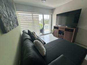 TV a/nebo společenská místnost v ubytování Modern Oceanfront Retreat 2BD 2BDR Wifi Pool