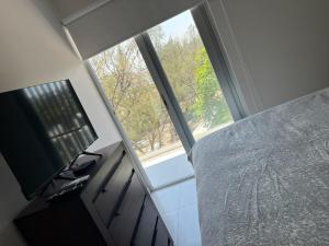 TV a/nebo společenská místnost v ubytování Modern Oceanfront Retreat 2BD 2BDR Wifi Pool