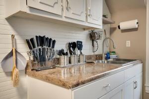 Kuchyň nebo kuchyňský kout v ubytování Unit #4 117 Marion St