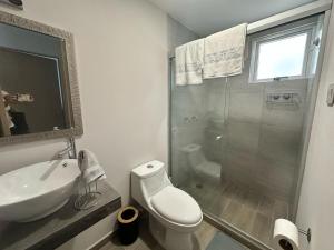 Koupelna v ubytování Modern Oceanfront Retreat 2BD 2BDR Wifi Pool
