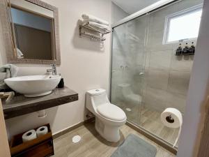 Koupelna v ubytování Modern Oceanfront Retreat 2BD 2BDR Wifi Pool