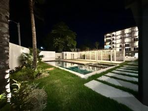 Bazén v ubytování Modern Oceanfront Retreat 2BD 2BDR Wifi Pool nebo v jeho okolí
