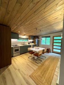 Dapur atau dapur kecil di Scandinavian Serenity Close to Okemo
