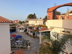 an aerial view of a building with umbrellas and a courtyard at Résidence île des Pisans Nezla in Bejaïa