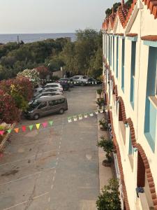 a car parked in a parking lot next to a building at Résidence île des Pisans Nezla in Bejaïa
