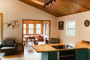 Posezení v ubytování Driftless Cabin - Sauna, Firepit, BBQ