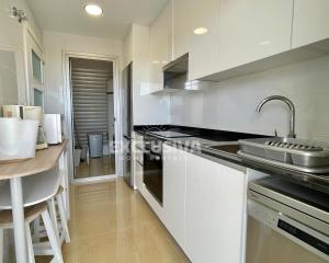 La cuisine est équipée de placards blancs, d'un évier et d'un comptoir. dans l'établissement Perla Home, 1ªLínea, Magic World, à El Borseral