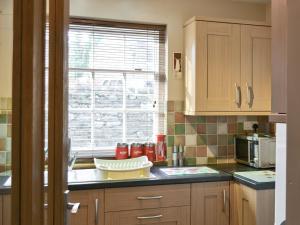 Dapur atau dapur kecil di Mill Pond Cottage