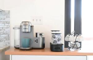 eine Küchentheke mit Mixer und anderen Geräten in der Unterkunft Casa Carolina - Modern Villa with Private Pool in Coral Bay