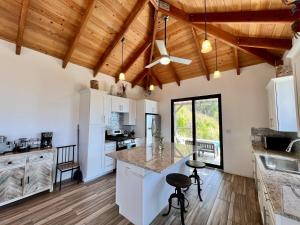 eine Küche mit weißen Schränken und einer Holzdecke in der Unterkunft Casa Carolina - Modern Villa with Private Pool in Coral Bay