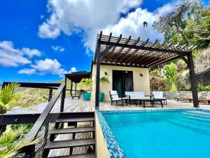 eine Villa mit einem Pool und einer Pergola in der Unterkunft Casa Carolina - Modern Villa with Private Pool in Coral Bay