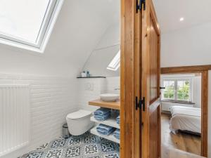 un baño con inodoro y lavabo en Niels, en Nieuport-Bains 43 fotos más