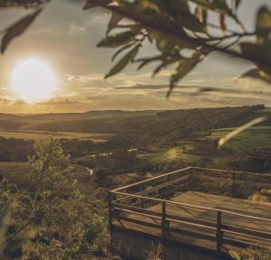 a view of a field with the sun in the sky at Cachoeira da Mariquinha Ecoturismo in Ponta Grossa
