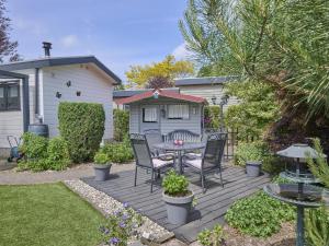 eine Terrasse mit Stühlen und einem Tisch im Hof in der Unterkunft Kerkuil in Hulshorst