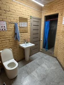 Bilik mandi di Фэмили хостел +22 gambar