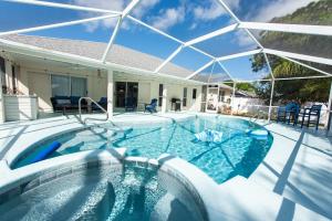 una piscina in una casa di Blue Breeze Retreat a Vero Beach