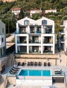 eine Luftaufnahme einer Villa mit Swimmingpool in der Unterkunft Pillow Apartments in Nikiana