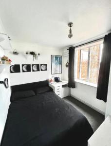 Katil atau katil-katil dalam bilik di Double Room in a Cozy shared apartment, Custom House Harbour Apartments