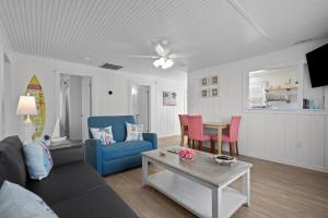 een woonkamer met een bank en een tafel bij Beachside Cottage - Pet Friendly in Oak Island