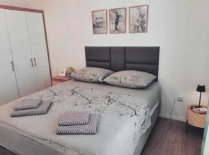 Postel nebo postele na pokoji v ubytování Apartments by the sea Cove Pokrivenik, Hvar - 18955