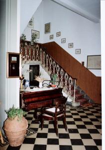una scala con pianoforte in una stanza di Albergo Pensione Bartoli a Castiglioncello