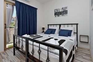 Un pat sau paturi într-o cameră la Rooms with a parking space Novi Vinodolski - 21509