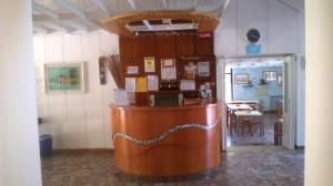 マリーナ・ロメアにあるHotel Antilleのカウンターとテーブルが備わる部屋