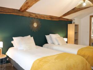 2 letti in una camera da letto con parete verde di Gîte 18ème rénové avec piscine couverte, terrasse, loisirs et WiFi – 6 pers. - FR-1-426-432 a Les Herbiers Altre 12 foto