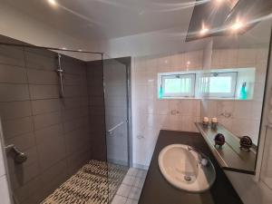 O baie la Gîte à la ferme avec jardin privatif, proche de sites touristiques et tout confort inclus - FR-1-591-341 +15 fotografii