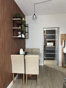 une salle à manger avec une table et deux chaises dans l'établissement Apartamento em Vila Velha, à Vila Velha 23 autres photos