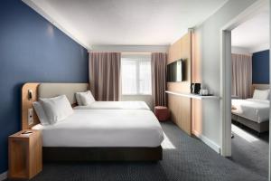 una camera d'albergo con due letti e una finestra di Holiday Inn Express Antwerpen City North by IHG ad Anversa Altre 27 foto