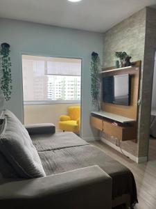 une chambre avec un lit et une télévision à écran plat dans l'établissement Apartamento em Vila Velha, à Vila Velha