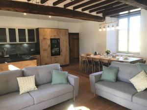 Posezení v ubytování Élégant gîte 18ème siècle rénové avec piscine couverte, terrasse et grand terrain aux Herbiers. - FR-1-426-406 + 16 fotografií