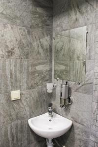 La salle de bains est pourvue d'un lavabo et d'un miroir. dans l'établissement Studio rooms on the 2nd Floor, à Erevan