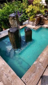 a fountain in the middle of a pool of water at La Bergerie du Miravidi in Bourg-Saint-Maurice