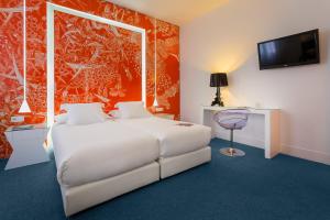 ein Schlafzimmer mit einem weißen Bett und einer roten Wand in der Unterkunft Room Mate Mario, Madrid in Madrid + 31 Fotos