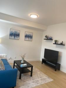 TV a/nebo společenská místnost v ubytování 2 Bedrooms-Serene Stay