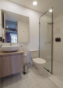 Ένα μπάνιο στο Cozy and Bright Studio Loft in Central Laureles