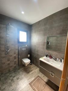 a bathroom with a toilet and a sink at Villa piscine Djerba in Fafou
