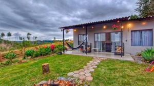 a backyard of a house with a garden at Chalé Altos da Represa in Piedade