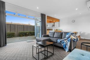 una sala de estar con un sofá y una mesa en D-Street Retreat - Hamilton, en Hamilton