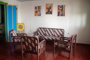 a living room with three chairs and a couch at El Deposito Apartamento in Filandia