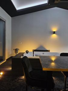 Love Room Le Jardin D'Éden في لاموت سيرفولكس: غرفة معيشة بها طاولة وأريكة