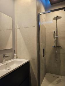 Love Room Le Jardin D'Éden في لاموت سيرفولكس: حمام مع حوض ودش