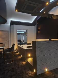 Love Room Le Jardin D'Éden في لاموت سيرفولكس: غرفة بها مكتب وطاولة وكرسي +4 صور