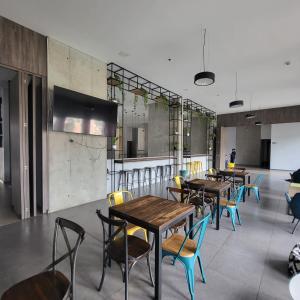 O zonă de relaxare la 72Hub moderno apto vistas ciudad, piscina gimnasio